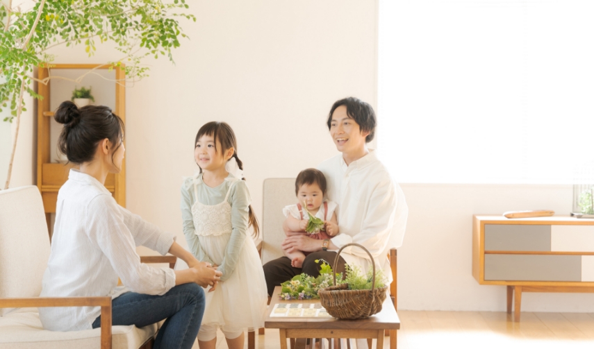 家族で遊んでいる写真