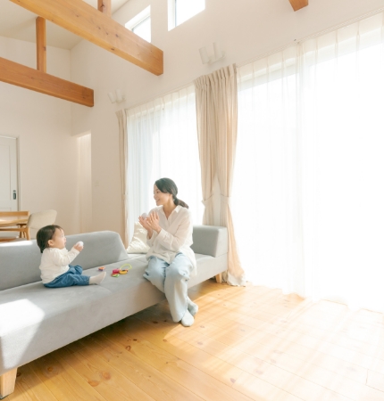 こどもと母親がソファーに座っている写真