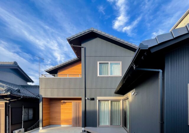【西尾市】リビングにタタミでくつろげる場所があるエコ住宅
