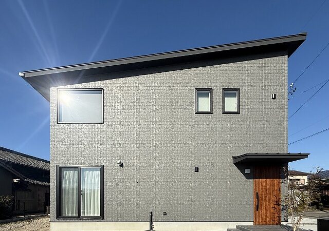 【西尾市】吹抜けの大開口窓と２階リビングが特徴の高気密高断熱住宅
