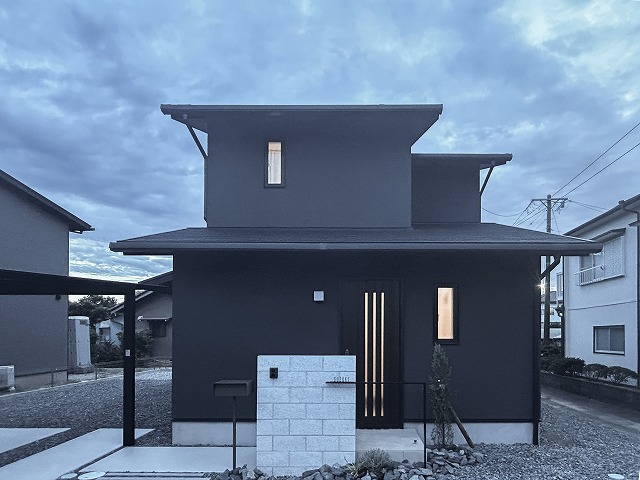 夕闇のエコ住宅は高断熱で快適