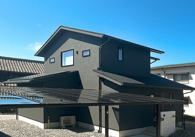 【西尾市】ネイビーの塗り壁が映える高断熱住宅